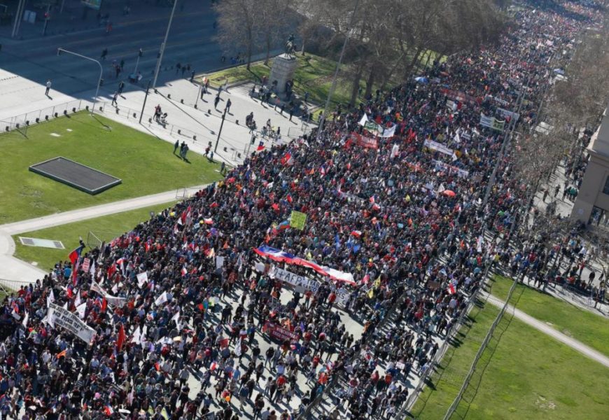 Manifestações gigantescas no Chile exigem fim da Prev. Privada