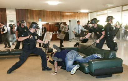 Contra a RP, policiais tentam invadir Congresso