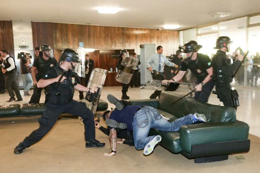 Contra a RP, policiais tentam invadir Congresso