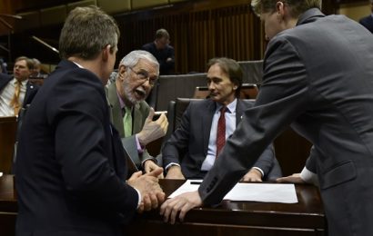 Assembleia poderá votar dois projetos do Executivo nesta terça-feira 