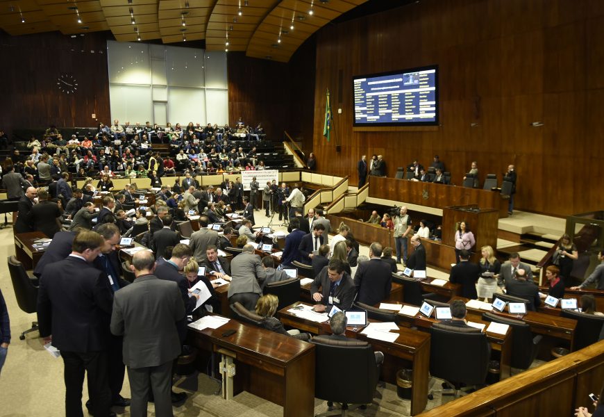 Cinquenta e duas matérias podem ir à votação nesta terça