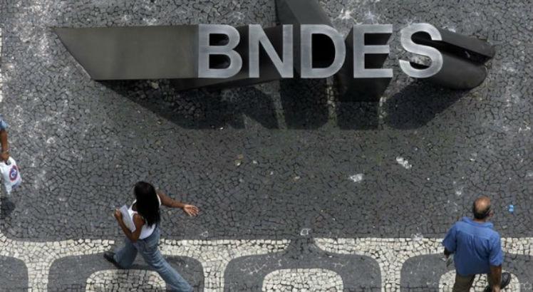 Governo estuda venda de R$ 10 bi em crédito de risco da Caixa para o BNDES