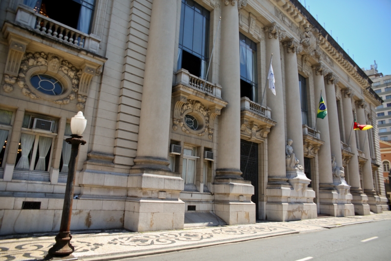 Governo suspende urgência de textos do IPE e da PGE