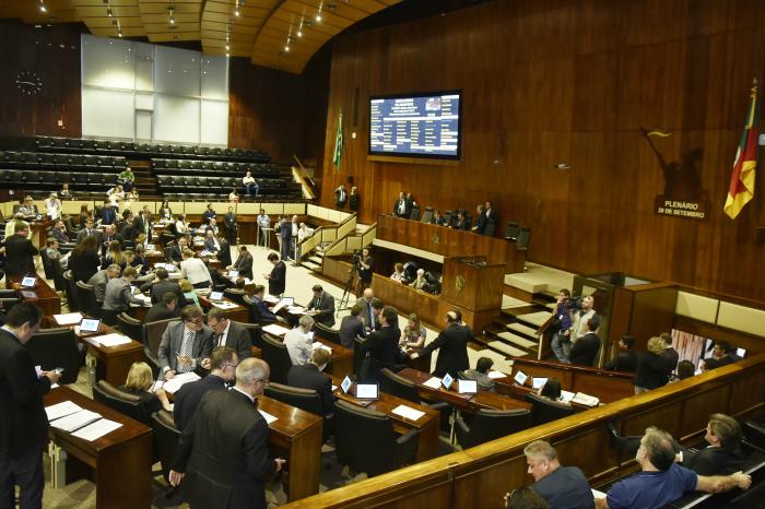 Assembleia aprova orçamento com previsão de déficit de R$ 6,9 bi para 2018