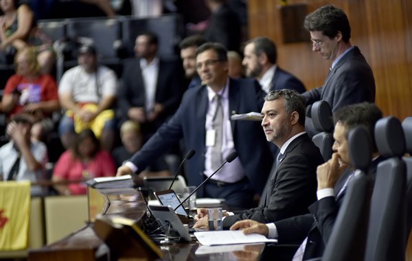 Sessão é encerrada por falta de quórum e projetos do governo voltam ao plenário nesta terça-feira 