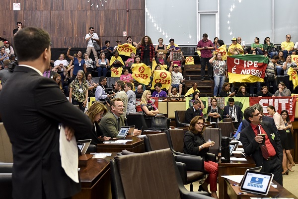 Plenário deve concluir votação de projetos de reestruturação do IPE nesta tarde Plenário deve concluir votação de projetos de reestruturação do IPE nesta tarde