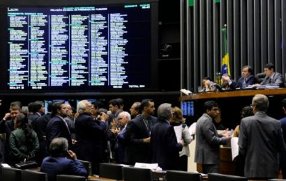 Sem quórum, deputados adiam votação de projeto que volta a incluir empresas no Simples Nacional