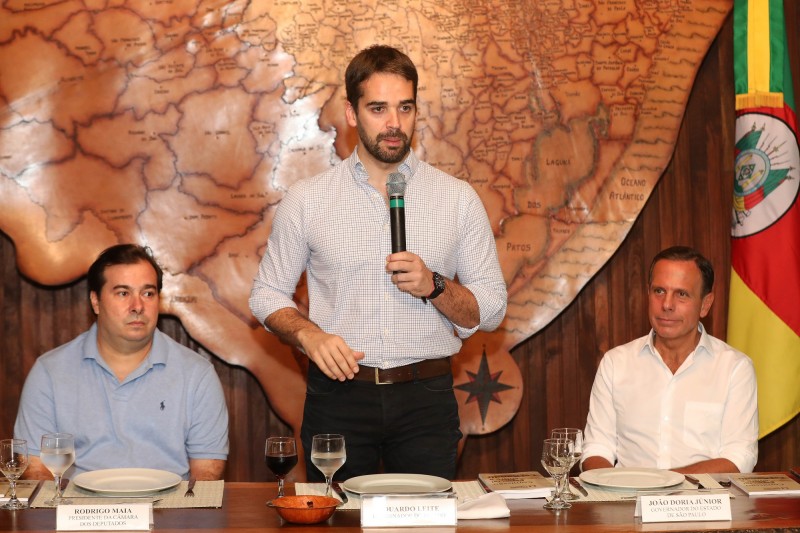 Leite pede união contra crise financeira ao reunir bancada federal