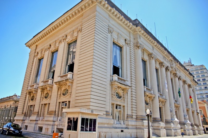 Estado ajuíza ação contra aumento de juízes, promotores e defensores