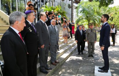 Governador recebe comenda Mérito Judiciário do Tribunal de Justiça Militar