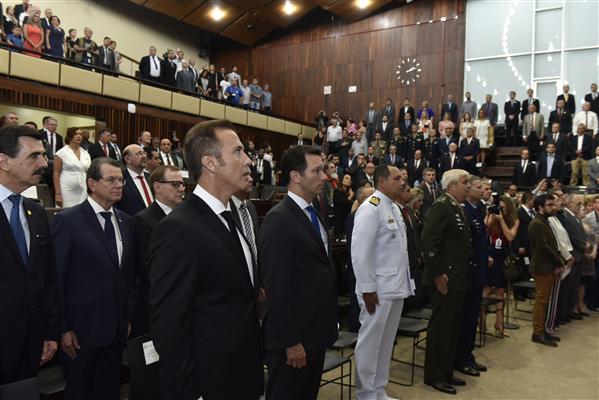 Sessão Solene dá posse aos novos deputados e instala a 55ª Legislatura