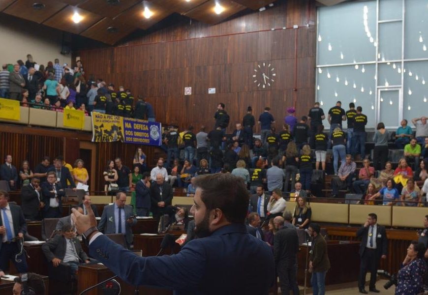 AL-RS aprova fim da licença-prêmio e mudança na contagem de tempo para servidores se aposentarem AL-RS aprova fim da licença-prêmio e mudança na contagem de tempo para servidores se aposentarem