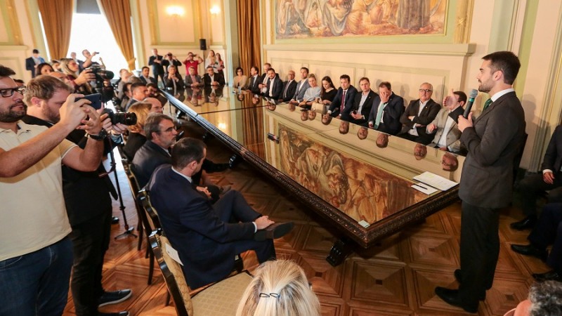 Temos de pensar uma agenda só para o Rio Grande do Sul”, diz Leite em encontro com parlamentares