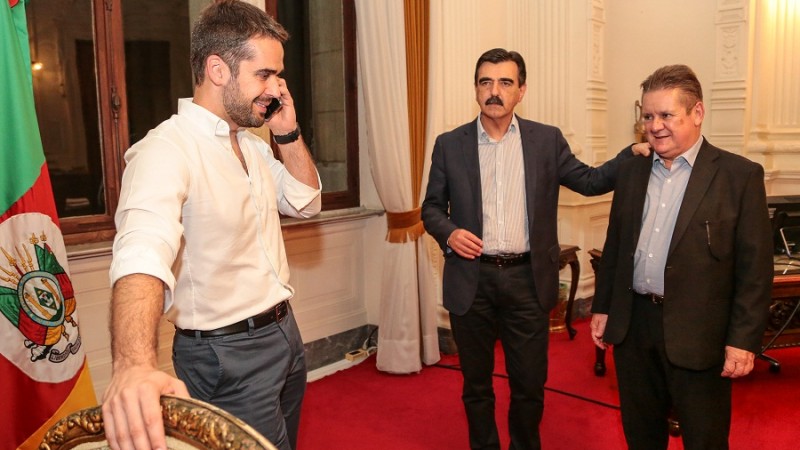 “A vitória mostra convergência na agenda que propomos”, afirma Leite após aprovação de PEC em 1º turno