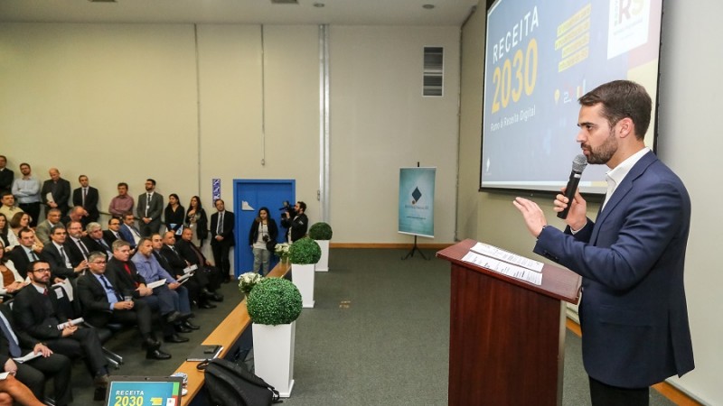 “Foco não é arrecadar mais, é arrecadar melhor“, diz Leite no lançamento do Receita 2030