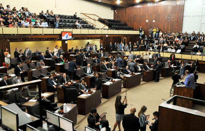 Assembleia vota orçamento do Estado nesta terça e deve voltar a congelar gastos