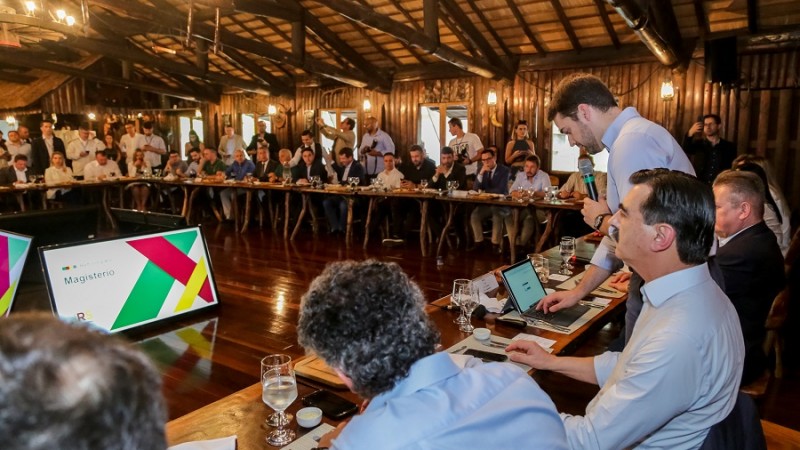 Governador Leite sanciona lei do Orçamento 2020 durante reunião com deputados