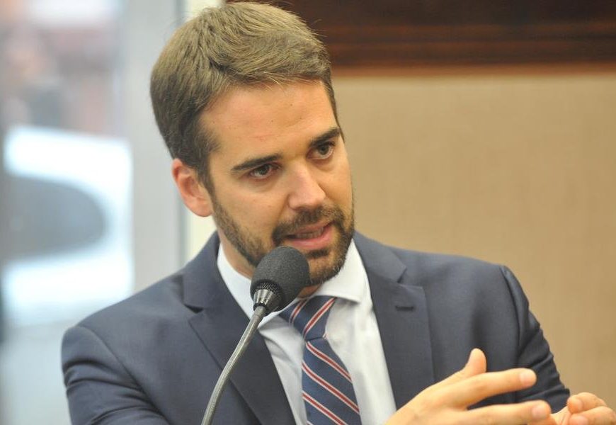 Eduardo Leite pode mudar projetos para ter apoio de aliados