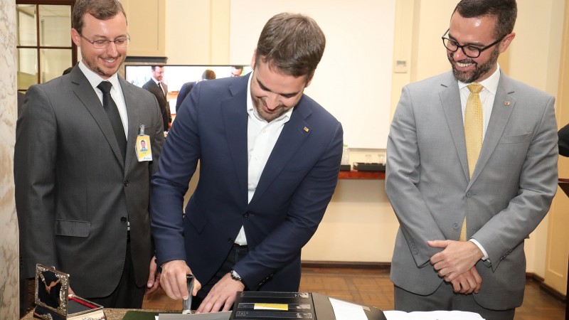 Carimbo e selo postal são lançados em homenagem aos 130 anos da Secretaria da Fazenda