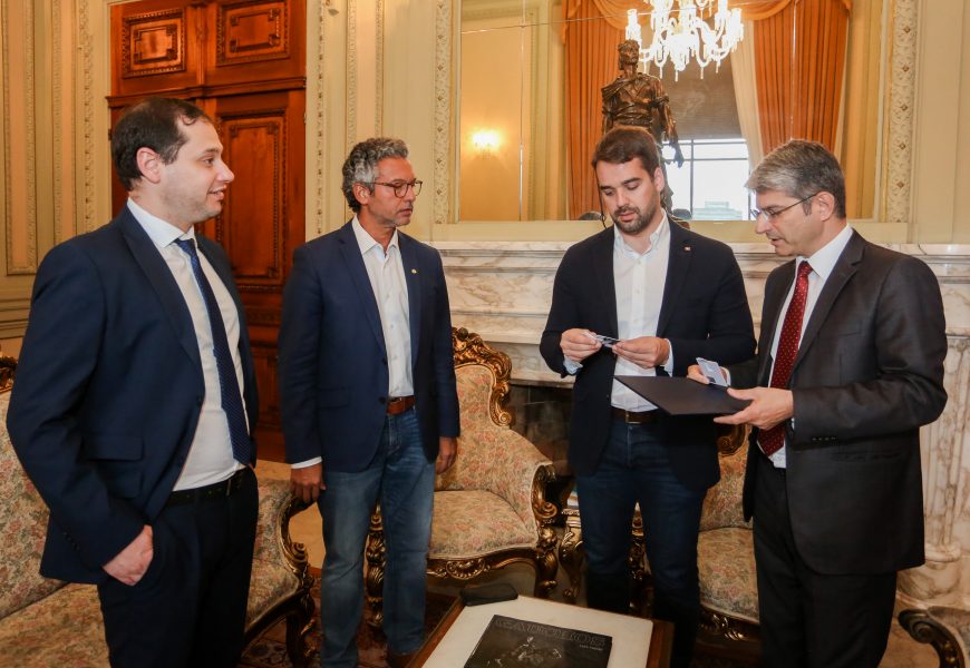 Balanço Geral de 2019 é entregue em formato digital pelo governador à Assembleia