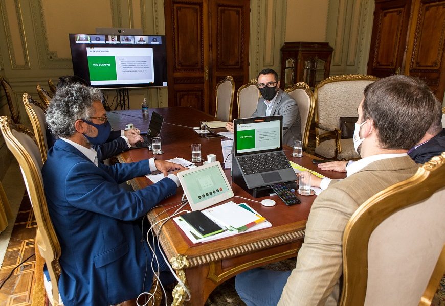 Governo apresenta a deputados PEC com teto de gastos e parâmetros de duodécimos