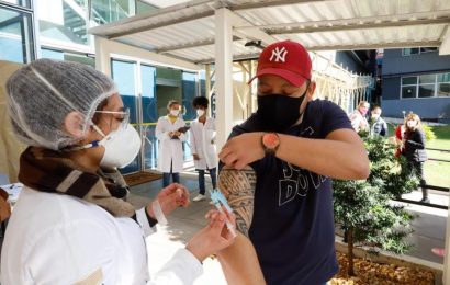 Covid-19: Vacinação é ampliada para homens de 54 anos e trabalhadores de escolas de nível superior