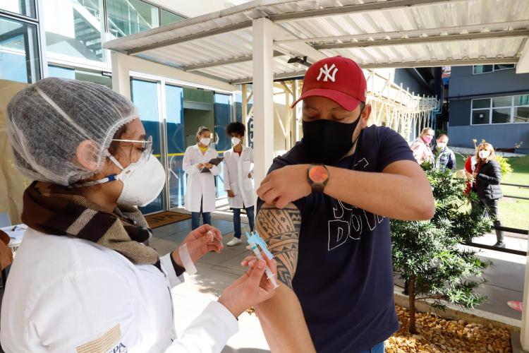 Covid-19: Vacinação é ampliada para homens de 54 anos e trabalhadores de escolas de nível superior