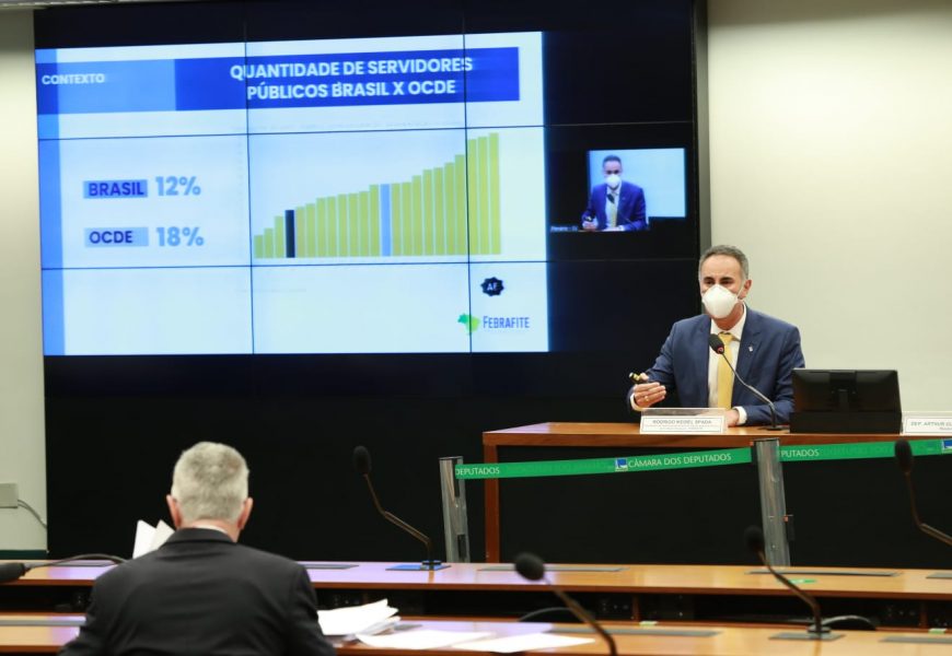 Em audiência na Câmara, Rodrigo Spada diz que PEC 32 vilaniza o servidor e tem impacto fiscal negativo