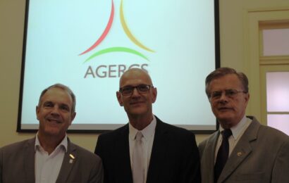 Governador Eduardo Leite prestigia posse de Marcelo Spilki na presidência da AGERGS